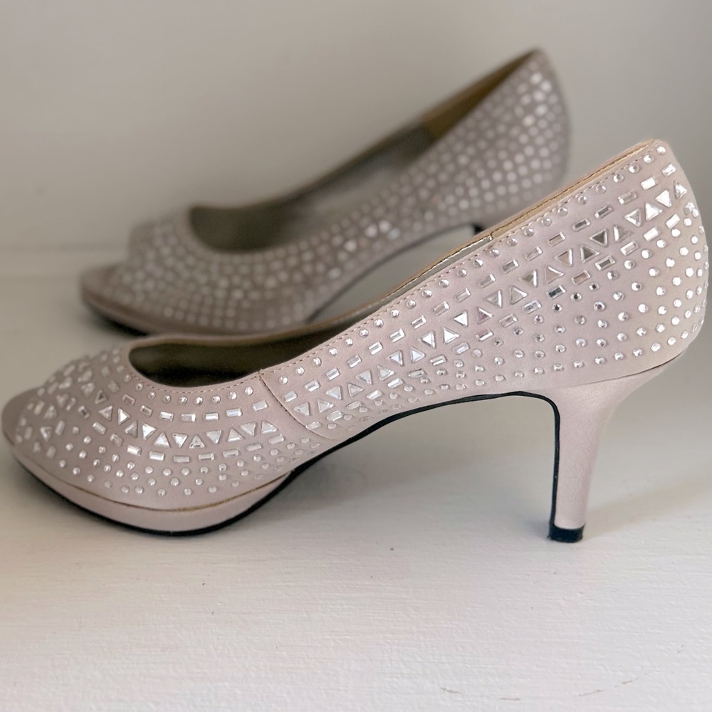 KELLY & KATIE Pumps with Rhinestones - Size 9. Ready for Holidays! Silver. VGUC.